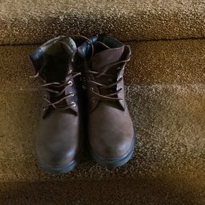 Brown timberland boots boys size 5.5 upper cuff on right boots coming off